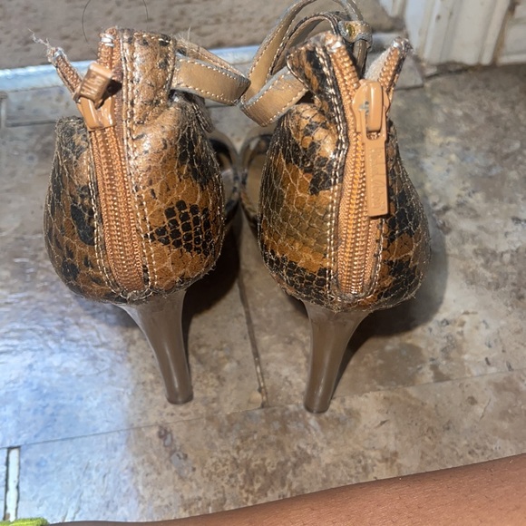 Snakeskin Tan Heels 👠 - Picture 3 of 9